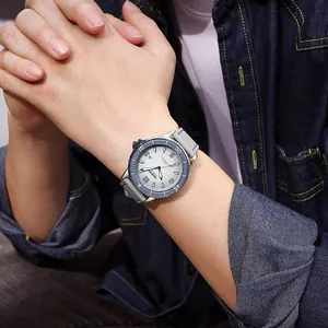 Detailopname van AOCASDIY sportief herenhorloge met lichtgevende grote zilveren wijzerplaat