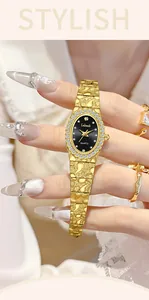 Primer plano de un lujoso reloj de cuarzo dorado para mujer con bisel de diamantes.