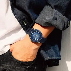 Close-up van een man met een blauw AOCASDIY sporthorloge met een leren band om zijn pols
