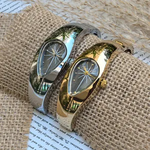 Gros plan détaillé des montres bracelets Y2K en forme de goutte en argent et or