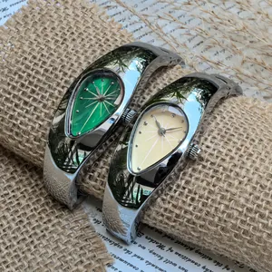 Détail de montres-bracelets vintage Y2K en argent avec cadrans vert et crème poli