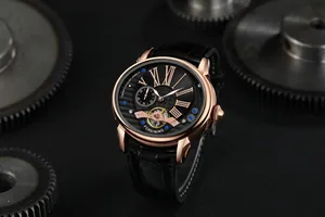 Nahaufnahme einer automatischen mechanischen Uhr von Forsining mit roségoldenem Gehäuse