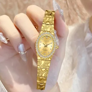 Elegante reloj de cuarzo dorado para mujer con bisel de diamantes y correa texturizada