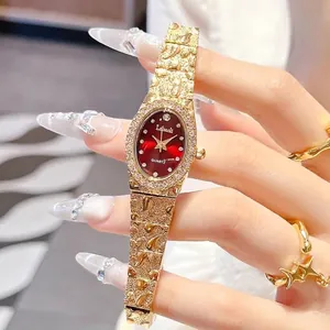 Reloj de cuarzo dorado de lujo para mujer con bisel de diamantes y esfera roja