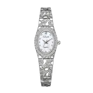 Elegante reloj de cuarzo de lujo en plata para mujer con pedrería y correa de textura única