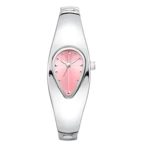 Nahaufnahme der Y2K Tropfen-Armbanduhr in Silber mit einem eleganten rosa Sonnenstrahl-Zifferblatt