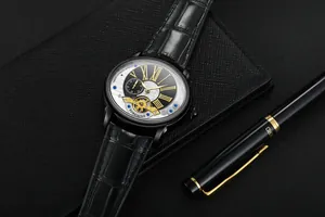 Detailaufnahme der Forsining Herren-Automatikuhr mit elegantem Skelett-Zifferblatt