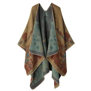 Bohemian gebreide poncho van imitatiekasjmier met artistiek blauw en roestig olieverfpatroon