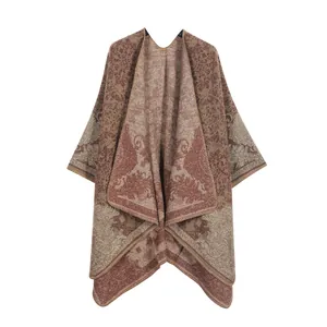 Elegante gebreide poncho in vintage olieverfstijl in warme aardetinten uitgevoerd