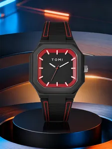 Vue macro de la montre de sport carrée TOMI avec bracelet en silicone noir et rouge