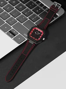 Gros plan détaillé d'une montre TOMI carrée en silicone noir avec liseré rouge sur clavier