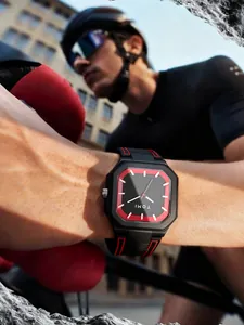 Gros plan sur la montre de sport carrée TOMI avec bracelet en silicone noir et touches rouges