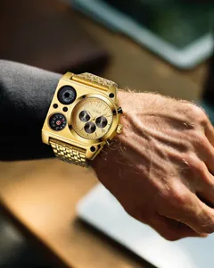 Détail de la montre à quartz dorée surdimensionnée Oulm pour homme avec boussole