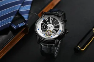 Detailansicht der automatischen mechanischen Herrenuhr von Forsining mit Skelettzifferblatt