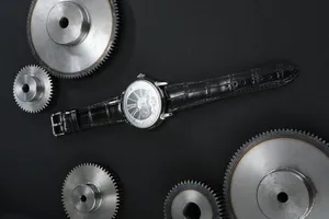 Detailansicht der Forsining Skelett-Automatikuhr mit metallischem Zahnrad-Hintergrund