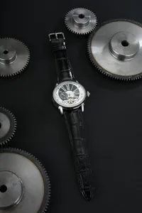 Nahaufnahme der automatischen Forsining-Mechanikuhr mit Skelett-Zifferblatt und Lederband.