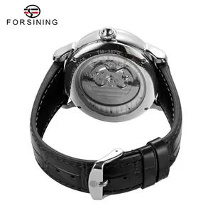 Detail der Forsining automatischen mechanischen Uhr mit Sichtboden und schwarzem Lederband