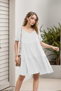 Nahaufnahme weißes Babydoll-Kleid mit V-Ausschnitt, Rüschenärmeln und Stufenfalten