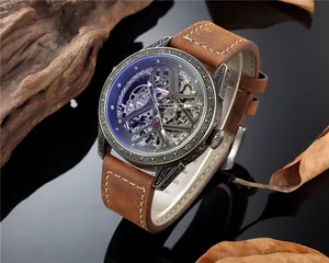 Gros plan détaillé d'une montre mécanique squelette en bronze avec bracelet en cuir marron