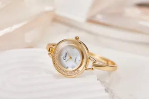 Primo piano dettagliato di un elegante orologio a bracciale dorato con quadrante.