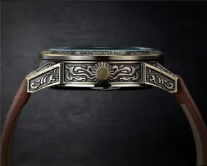 Vue détaillée d'une montre automatique en bronze avec de fines gravures en relief