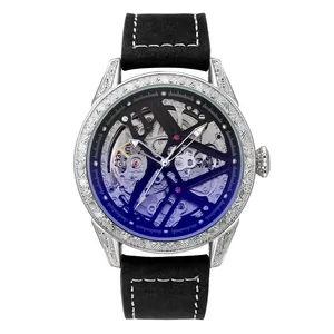 Détail d'une montre mécanique squelette de luxe avec lunette gravée en argent et bracelet cuir