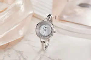 Dettaglio orologio a bracciale argento donna con cristalli e quadrante in madreperla