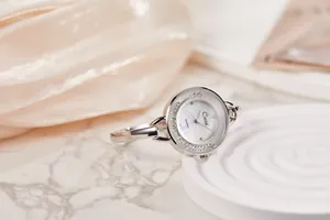Dettaglio dell'orologio da donna a bracciale argento con quadrante in madreperla.