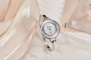 Primo piano di orologio a bracciale argento con lunetta in cristallo e quadrante madreperla