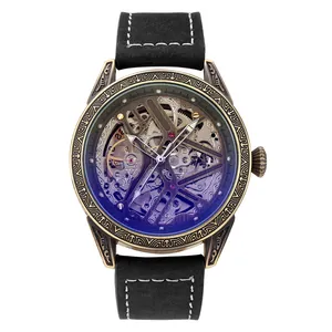 Vue macro détaillée du cadran de montre automatique squelette en bronze