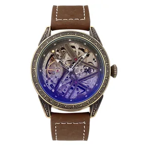 Vue détaillée d'une montre mécanique automatique squelette de couleur bronze.