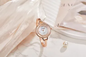 Vista dettagliata dell'elegante orologio a bracciale oro rosa con lunetta di cristalli