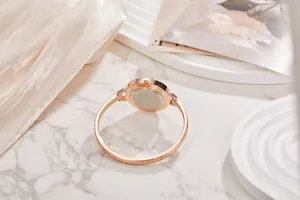 Vista posteriore di un elegante orologio a bracciale in oro rosa con retro in acciaio