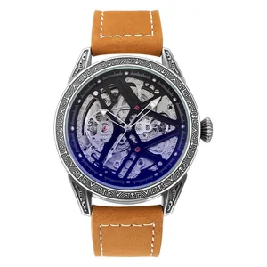 Vue détaillée d'une montre squelette automatique vintage avec son bracelet en cuir marron.