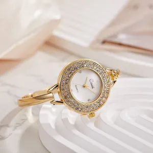 Elegante orologio a bracciale rigido dorato da donna con lunetta con strass scintillanti