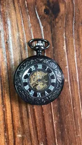 Dettaglio dell'orologio da tasca meccanico nero vintage con quadrante romano traforato