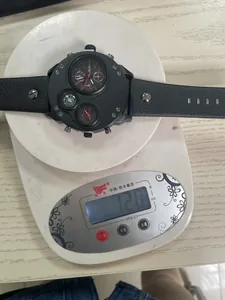 Detailansicht der Oulm Dual-Zeitzone Herrenuhr mit 120g Gewicht auf einer Digitalwaage
