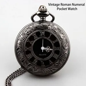 Detalle de un reloj de bolsillo negro vintage con grabados florales y números romanos