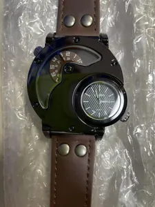 Primer plano detallado del reloj Oulm para hombre con doble huso horario y correa de cuero