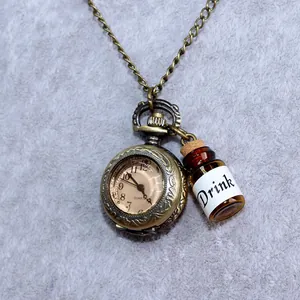 Nahaufnahme einer Vintage-Taschenuhr-Halskette aus Bronze mit 'Drink'-Trankflaschen-Anhänger.