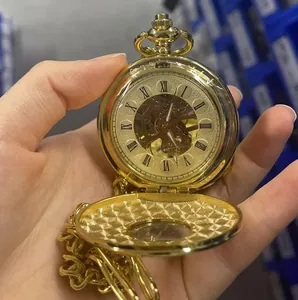 Vue détaillée d'une montre à gousset mécanique squelette dorée vintage tenue en main