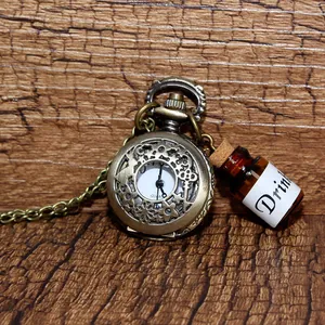 Detailansicht einer Vintage-Taschenuhr aus Bronze mit Mini-Getränkeflaschen-Anhänger