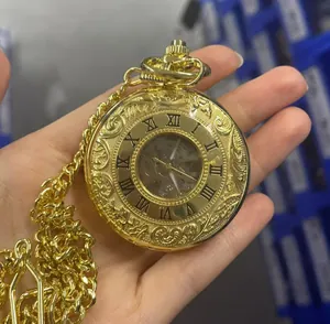 Montre à gousset mécanique dorée vintage avec gravure ciselée et chiffres romains