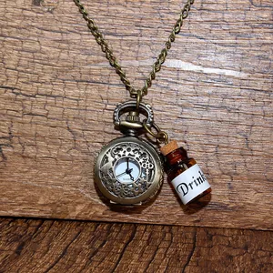 Nahaufnahme einer Vintage-Taschenuhr-Halskette mit einem "Drink"-Flaschenanhänger.