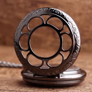 Gros plan d'une montre de poche vintage noir fusil avec couvercle ajouré engrenage