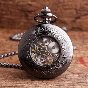 Vue détaillée d'une montre à gousset mécanique rétro gun-black avec cadran squelette