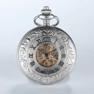 Vue détaillée d'une montre à gousset mécanique vintage argentée avec boîtier gravé