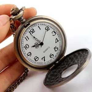 Reloj de bolsillo vintage en bronce con tapa abatible y esfera blanca de cuarzo