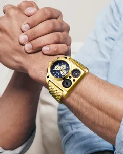 Vue détaillée de la montre à quartz dorée Oulm avec fuseaux horaires multiples au poignet
