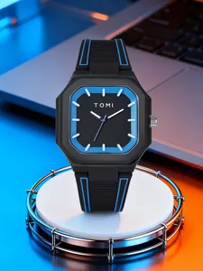 Gros plan sur la montre TOMI carrée en silicone avec accents bleus sur un support